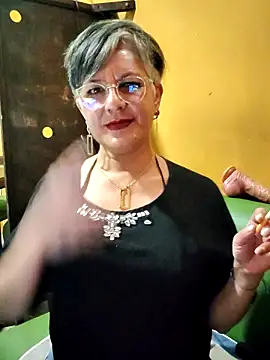 ilonna2025 online show from April 17, 2026, 10:56 pm