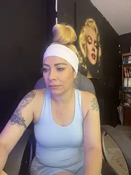 viktoria davis  online show from November 18, 2025, 11:59 pm