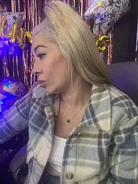 viktoria davis  online show from December 19, 2025, 11:40 pm