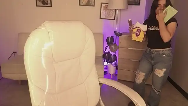 Nicole Foxx  online show from December 2, 2025, 7:37 pm