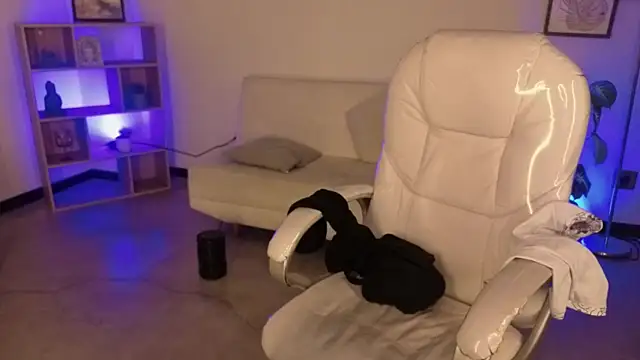 Nicole Foxx  online show from November 28, 2025, 7:47 pm