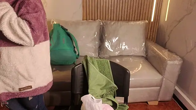 Snapshot of Kitten_Cam chatting on June 23, 2026, 1:14 am Kitten Cam online show from June 23, 2026, 1:14 am