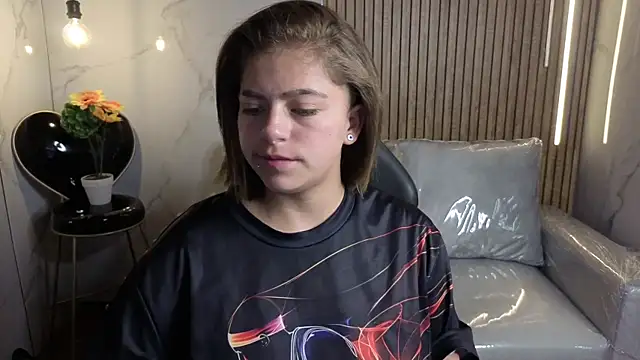 Snapshot of Kitten_Cam chatting on February 24, 2026, 4:02 am Kitten Cam online show from February 24, 2026, 4:02 am