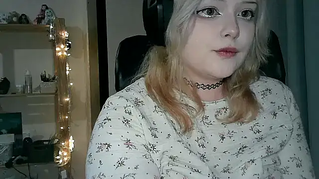 Snapshot of Electro_doll chatting on February 7, 2025, 1:53 pm Electro doll online show from February 7, 2025, 1:53 pm