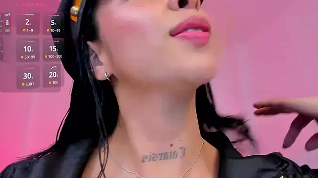 sophierooy22 online show from November 18, 2025, 5:16 pm