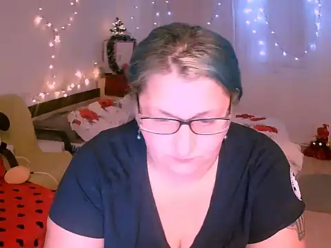 Marryllunax online show from December 17, 2025, 7:52 pm