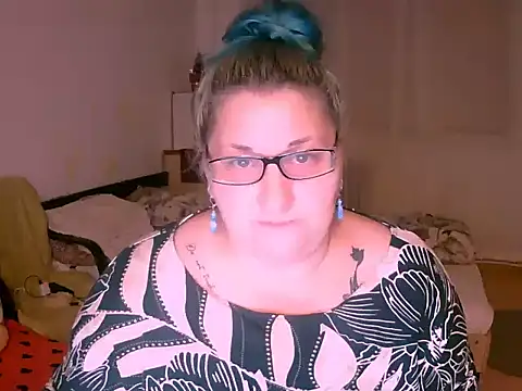 Marryllunax online show from December 13, 2025, 8:04 pm