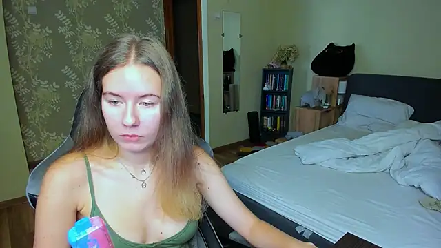 Snapshot of EmilyPaw chatting on October 4, 2025, 9:00 am EmilyPaw online show from October 4, 2025, 9:00 am