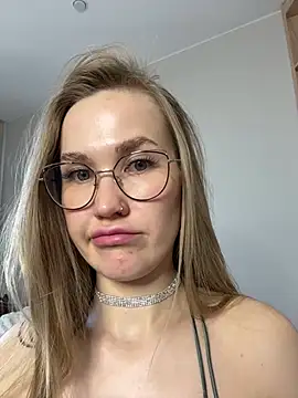 Snapshot of DianaShermy chatting on March 11, 2025, 10:51 am DianaShermy online show from March 11, 2025, 10:51 am