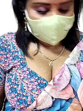 Snapshot of Queenflowerr chatting on October 27, 2025, 7:20 am Queenflowerr online show from October 27, 2025, 7:20 am