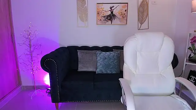 Snapshot of Layla_Breezee chatting on February 3, 2026, 12:54 pm Layla Breezee online show from February 3, 2026, 12:54 pm