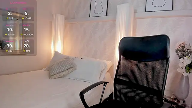 Melina Cooper  online show from September 24, 2025, 8:15 pm