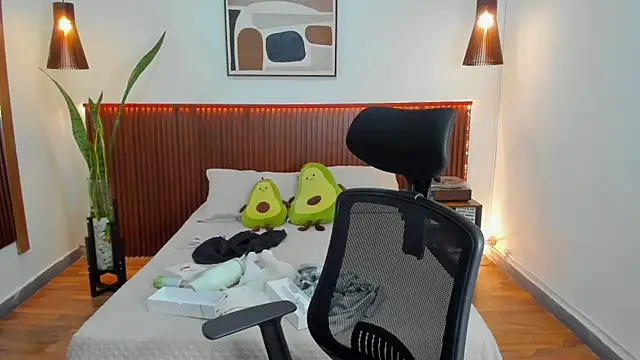 Melina Cooper  online show from September 16, 2025, 1:56 pm