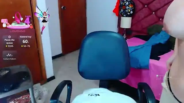 victoria adams07 online show from October 24, 2025, 7:46 pm