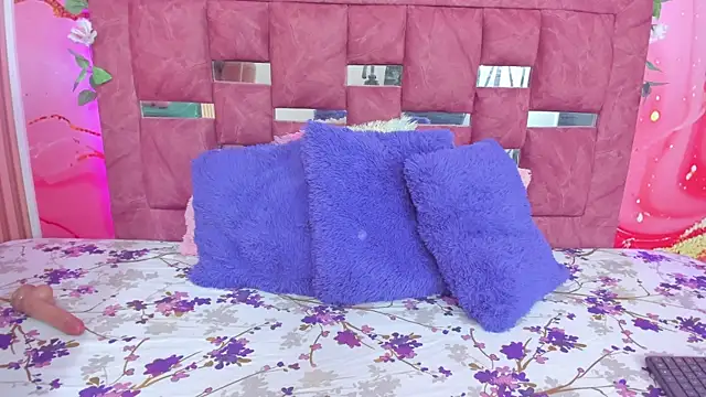 scarlett  evans  online show from December 15, 2025, 6:14 pm