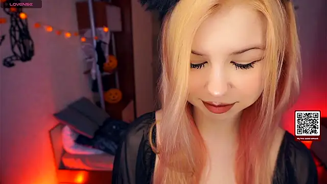 LynetHakes online show from October 13, 2025, 4:14 am