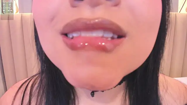 Naomymonroe  online show from November 20, 2025, 9:47 pm