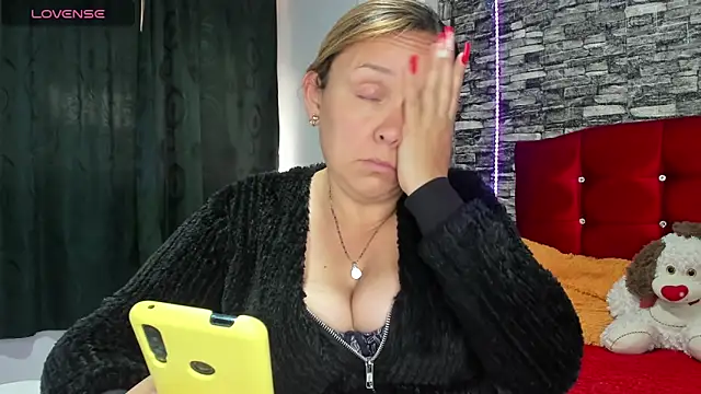 Isabella boom online show from March 3, 2025, 12:28 pm