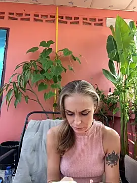 White Lu online show from April 18, 2026, 2:03 am