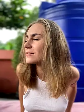 White Lu online show from November 23, 2025, 2:10 am