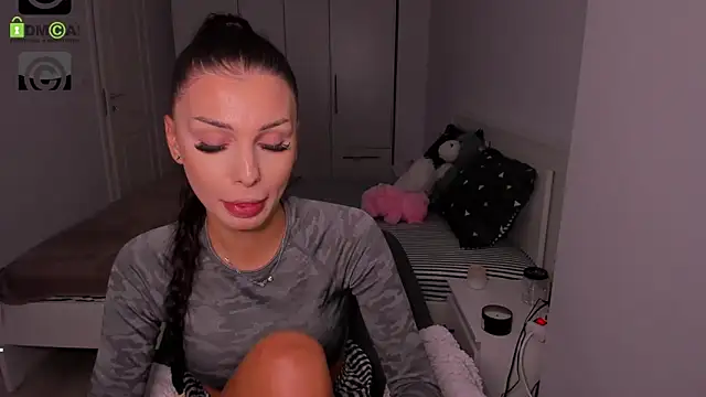 HelenShawn online show from September 24, 2025, 7:20 pm