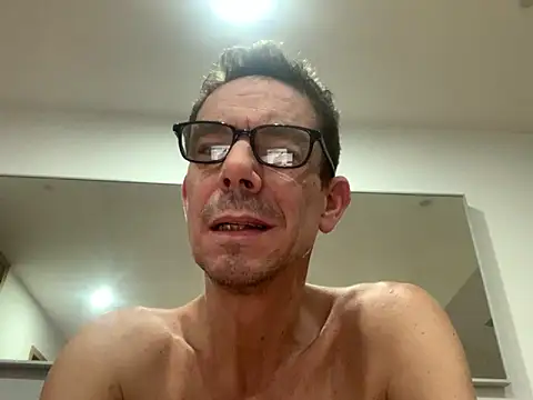 Snapshot of Kenhornu chatting on November 18, 2025, 8:01 pm Kenhornu online show from November 18, 2025, 8:01 pm