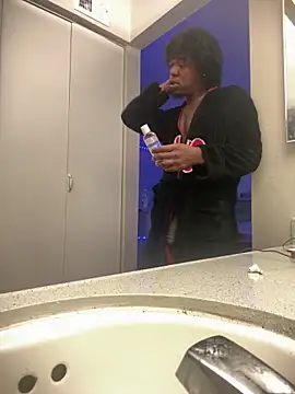 Snapshot of squirmxx10 chatting on February 5, 2026, 10:38 pm squirmxx10 online show from February 5, 2026, 10:38 pm