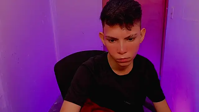 Snapshot of Alexxx_lov chatting on February 17, 2026, 12:35 pm Alexxx lov online show from February 17, 2026, 12:35 pm