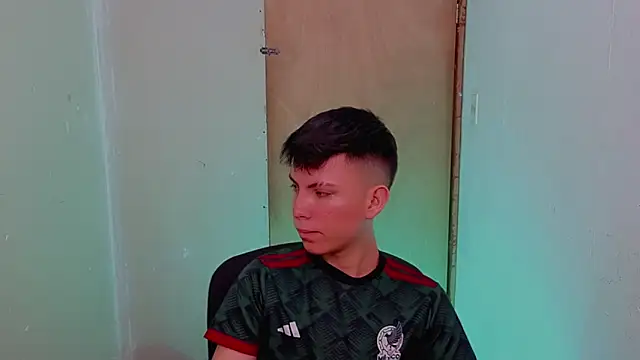 Snapshot of Alexxx_lov chatting on February 13, 2026, 12:27 pm Alexxx lov online show from February 13, 2026, 12:27 pm