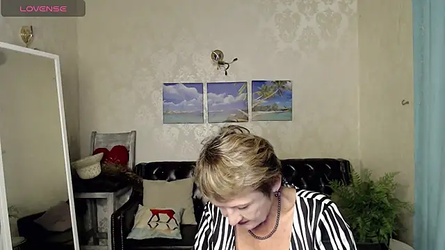 Snapshot of SexyGrandma_ chatting on October 16, 2025, 3:42 pm SexyGrandma  online show from October 16, 2025, 3:42 pm