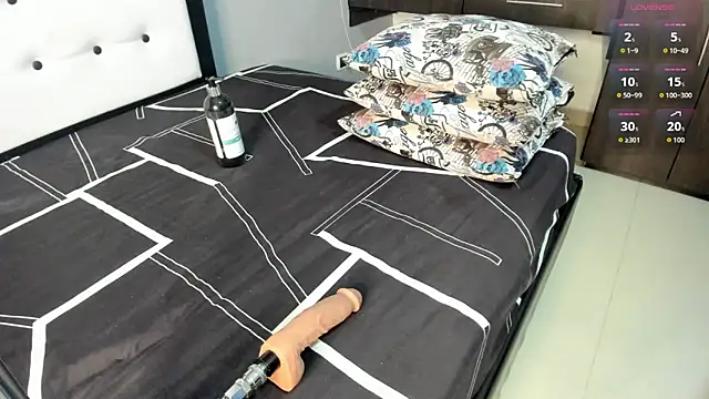 AlexxaSmall online show from November 7, 2025, 3:00 am