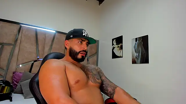 Snapshot of LeandroRusso chatting on March 7, 2025, 11:27 pm LeandroRusso online show from March 7, 2025, 11:27 pm