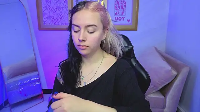 Hela v online show from January 9, 2026, 8:05 pm