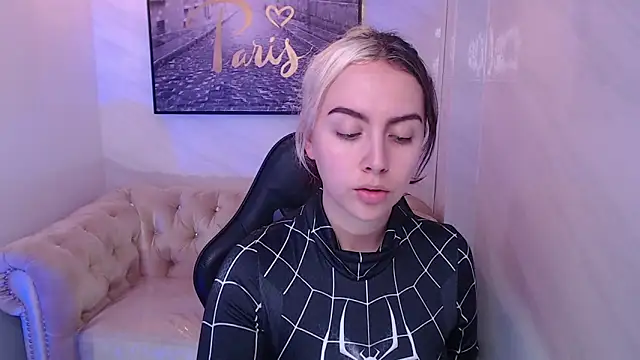 Hela v online show from October 24, 2025, 7:46 pm