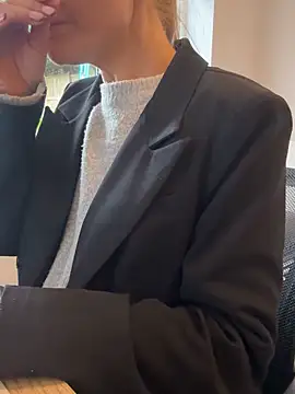 Phoebe Lily online show from November 4, 2025, 2:21 pm