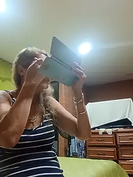 MaryLunna online show from March 7, 2025, 11:18 am