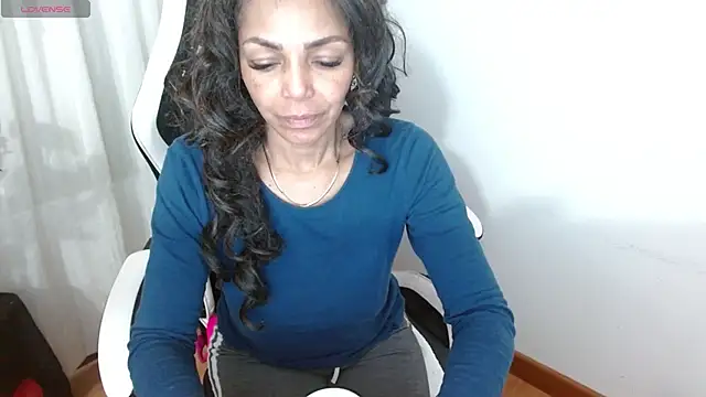 Lunasquirt1985 online show from April 14, 2026, 1:38 pm