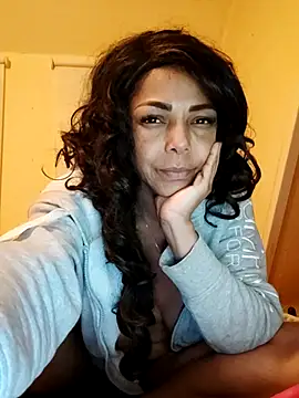 Snapshot of Lunasquirt1985 chatting on September 30, 2025, 12:38 am Lunasquirt1985 online show from September 30, 2025, 12:38 am