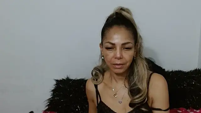 Lunasquirt1985 online show from October 24, 2025, 11:20 am