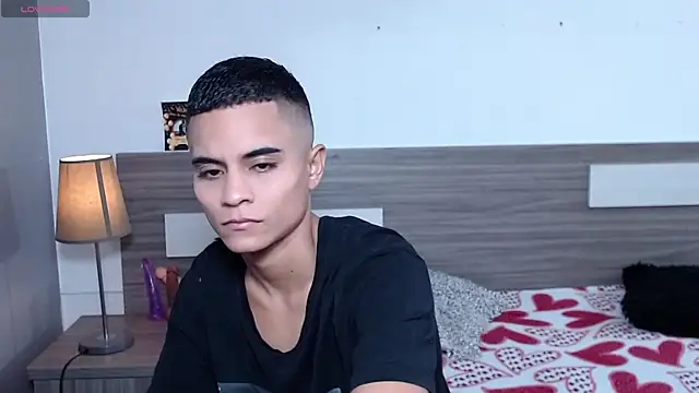 Liiamthompson online show from November 22, 2025, 9:19 am