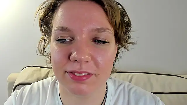 Snapshot of EdaGambee chatting on February 4, 2025, 5:23 pm EdaGambee online show from February 4, 2025, 5:23 pm