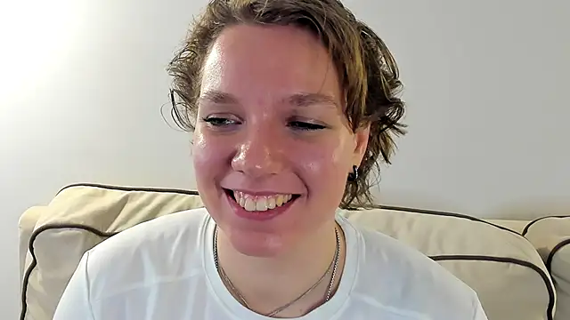 Snapshot of EdaGambee chatting on February 4, 2025, 8:28 pm EdaGambee online show from February 4, 2025, 8:28 pm