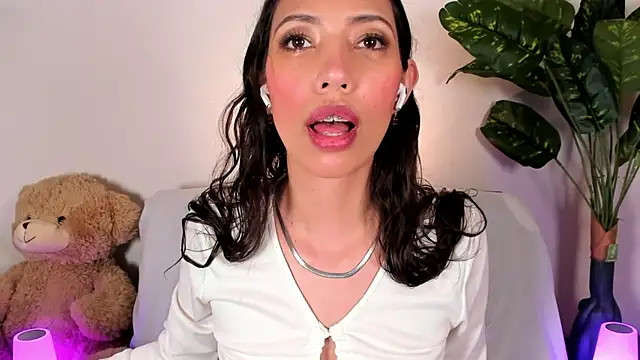 Snapshot of Miss_veronicaa2 chatting on May 11, 2026, 1:23 pm Miss veronicaa2 online show from May 11, 2026, 1:23 pm