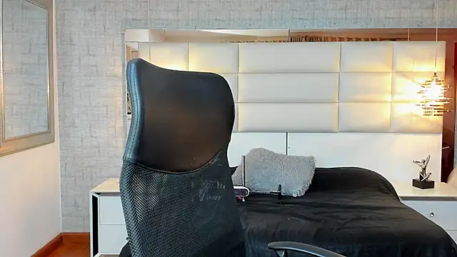 Nohemi louse online show from October 21, 2025, 7:02 pm