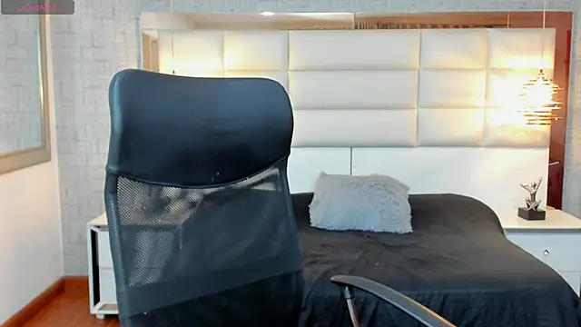 Nohemi louse online show from September 16, 2025, 6:53 pm