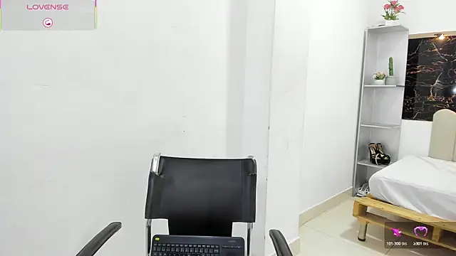 Annyrosee online show from October 27, 2025, 8:10 pm