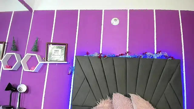 ella laurent online show from February 25, 2025, 4:03 am