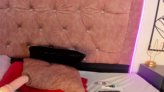 Snapshot of Violetta_Ficher chatting on March 18, 2025, 5:12 am Violetta Ficher online show from March 18, 2025, 5:12 am