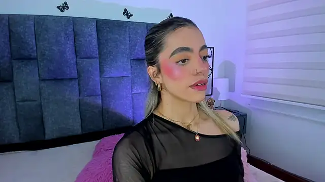 Snapshot of Violetta_Ficher chatting on February 3, 2026, 2:32 am Violetta Ficher online show from February 3, 2026, 2:32 am