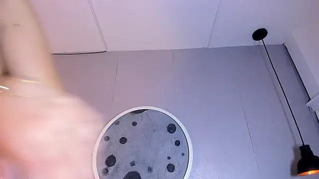 Lia Guzman online show from November 10, 2025, 2:49 am